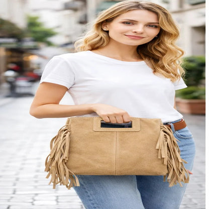 Mujer llevando el bolso Córdoba en color camel por la calle