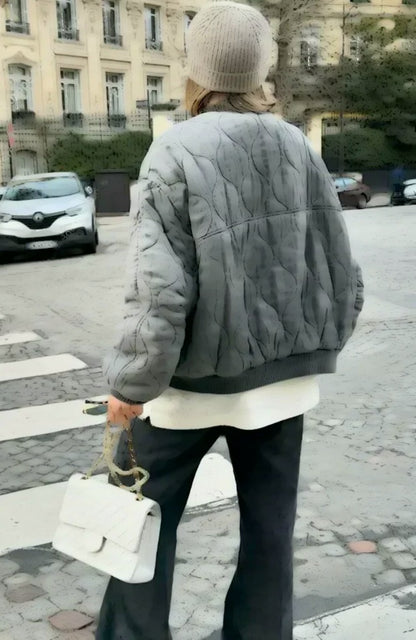 Mujer con la Chaqueta Ronda en gris por la calle, vista trasera
