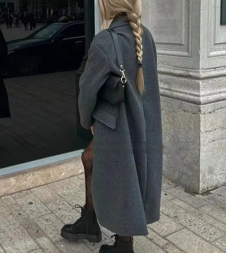Mujer con el Abrigo Sevilla en gris por la calle, vista trasera